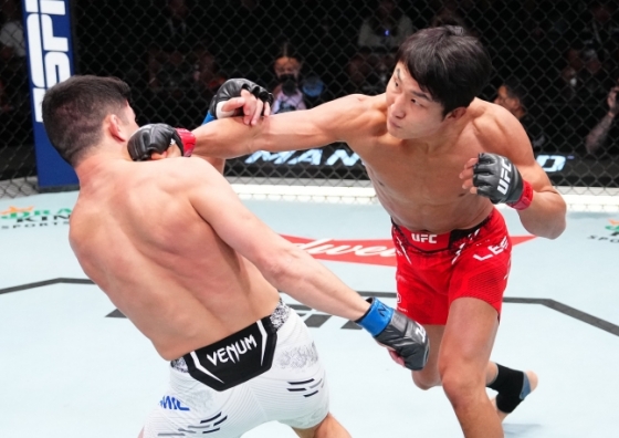 李ジョンヨン（右）がハイダーアミルとの試合でパンチを入れている。 /写真=UFC提供