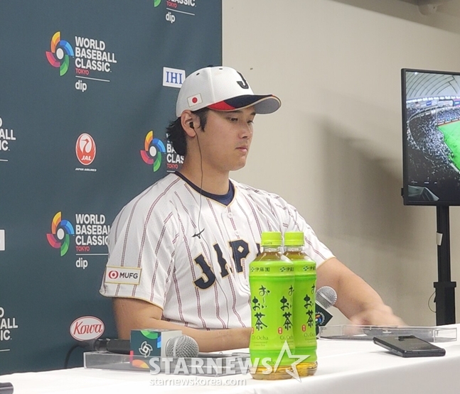 Ohtani came into the press conference room after finishing his against South Korea / vs. Korea on the 7th. /Photo = Reporter Park Soo-jin