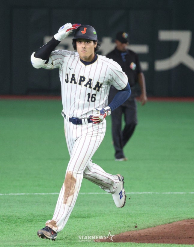 Ohtani is on the ground after hitting a home run in against South Korea / vs. Korea on the 7th. /Photo = Senior Reporter Kang Young-jo