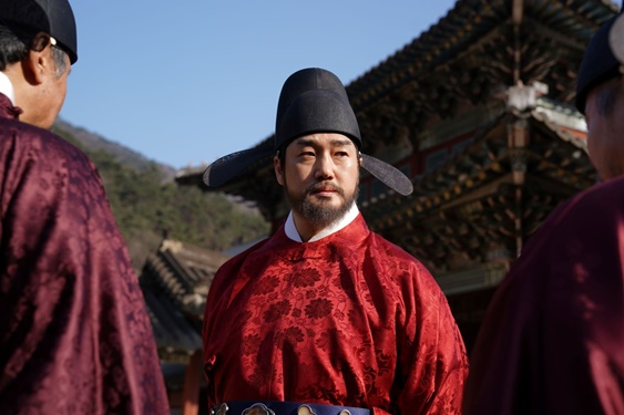 =照片=《与王一起生活的男人》