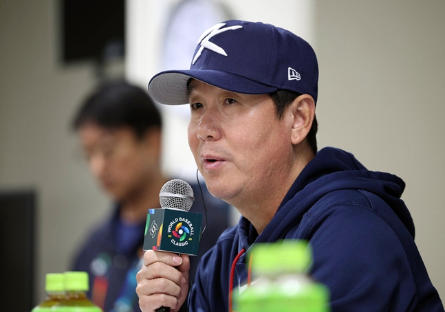 Huấn luyện viên Ryu Ji Hyun chuẩn bị cho trận đấu với Đài Loan vào ngày 8. /Ảnh = Ban tổ chức WBC (do Yomiuri Shimbun cung cấp)