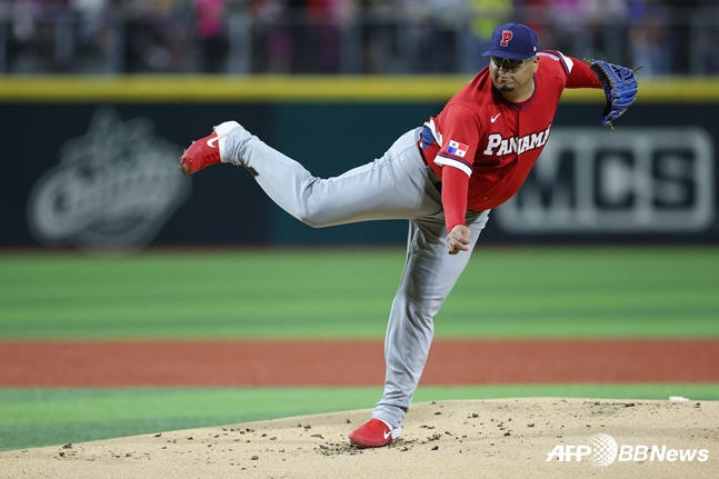 フラドが投球をしている。 /AFPBBNews=ニュース1