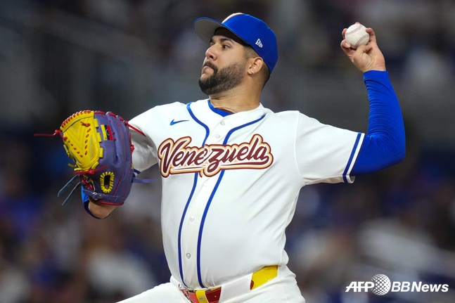 エンマヌエル·デ·ヘススが8日、イスラエルを相手に先発登板して投球を繰り広げている。 /AFPBBNews=ニュース1