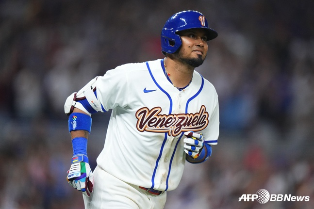 ホームランを放って笑みを浮かべるベネズエラのルイス·アラエズ。 /AFPBBNews=ニュース1