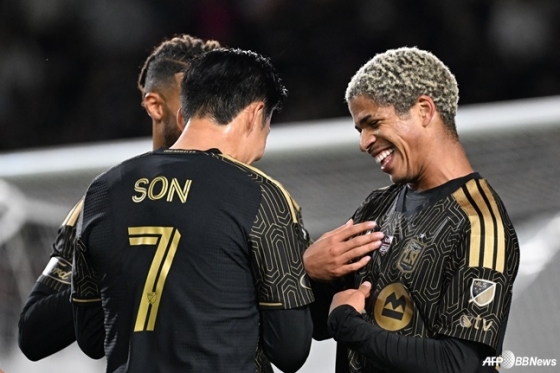 孫興民（ソン·フンミン、7番）が22日、米カリフォルニア州ロサンゼルスのメモリアル·コロシアムで行われた米大リーグサッカー（MLS）第1ラウンドの試合中、マルティネス（右）のゴールを祝っている。 /AFPBBNews=ニュース1