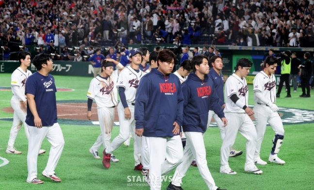8日の台湾戦を終えた後、残念がる韓国選手団。 /写真=姜永祚（カン·ヨンジョ）先任記者