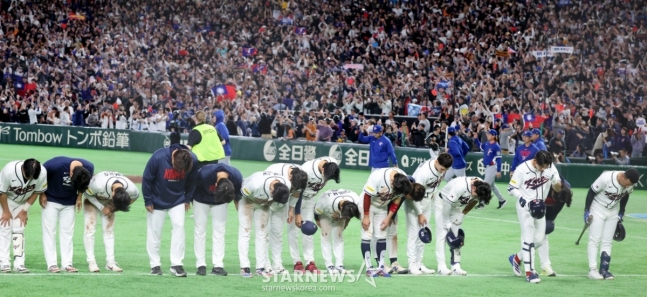 試合終了後に挨拶する韓国選手団。 /写真=姜永祚（カン·ヨンジョ）先任記者