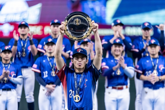 2024年に開かれたプレミア12最優秀選手賞を受賞したチョン·ジェシェン。 /写真=台湾野球代表チーム公式SNS
