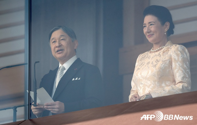 =日本天皇德仁夫妇。