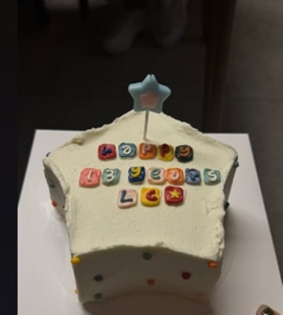 /Фото = SNS Эшли