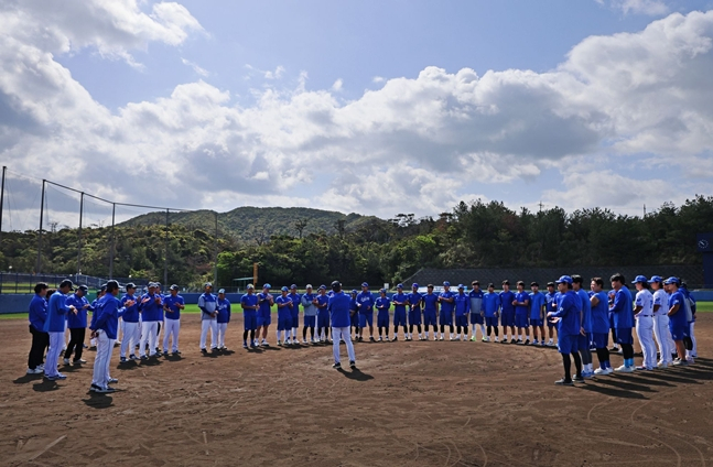 8日、スプリングキャンプの日程をすべて終えてミーティングを行っている三星（サムスン）選手団。 /写真=三星ライオンズ