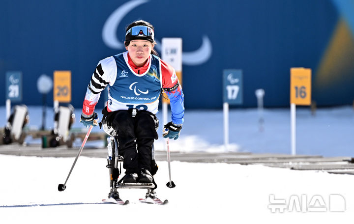 Kim Yoon Ji của Biathlon đang chạy hết tốc lực sau khi kết thúc trận đấu bắn súng 7,5 km tại Thế vận hội Paralympic mùa đông 2026 ở sân vận động Cross-Country, Tesero, Ý vào ngày 7 (giờ địa phương). /Ảnh = Newsis