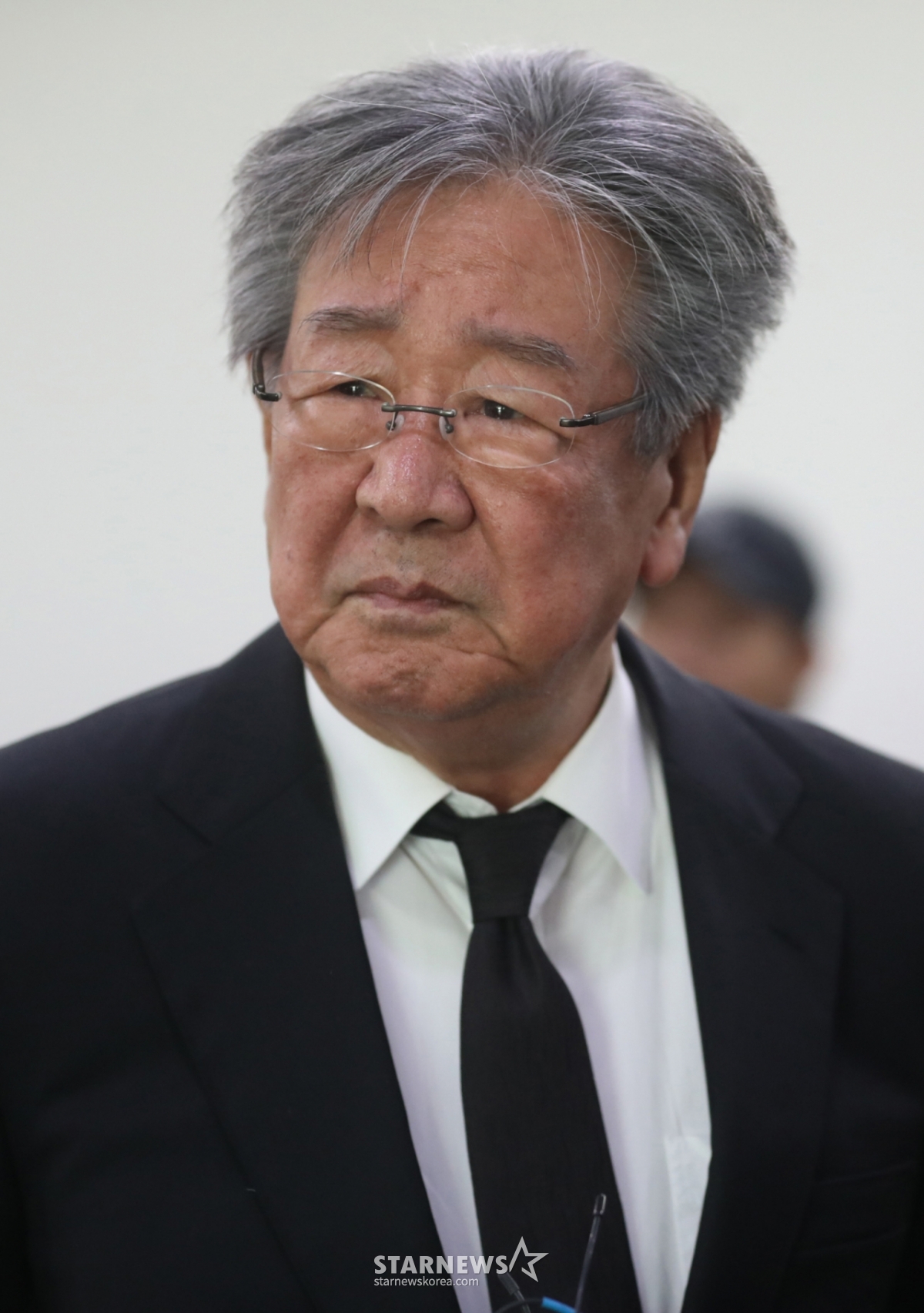 &nbsp;Актер Чхве Булам утром 4-го числа посещает морг покойного актера Шин Сон Иля (81 год), который был подготовлен в похоронном зале больницы Асан в Пунгнап-дон, Сонгпа-гу.Фонд содействия фотографии