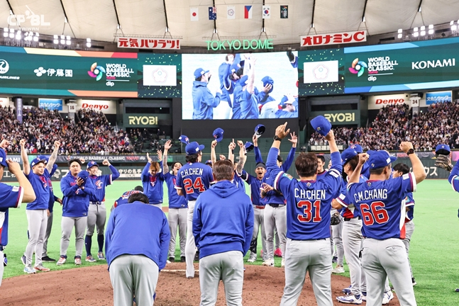 台湾の選手たちがマウンドの近くで喜びを分かち合っている。 /写真=CPBL公式SNS
