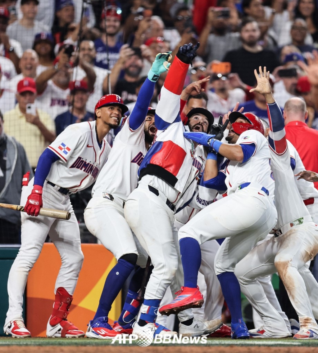 ドミニカ共和国の選手たちが9日（韓国時間）、オランダ戦でセレモニーを行っている。 /AFPBBNews=ニュース1