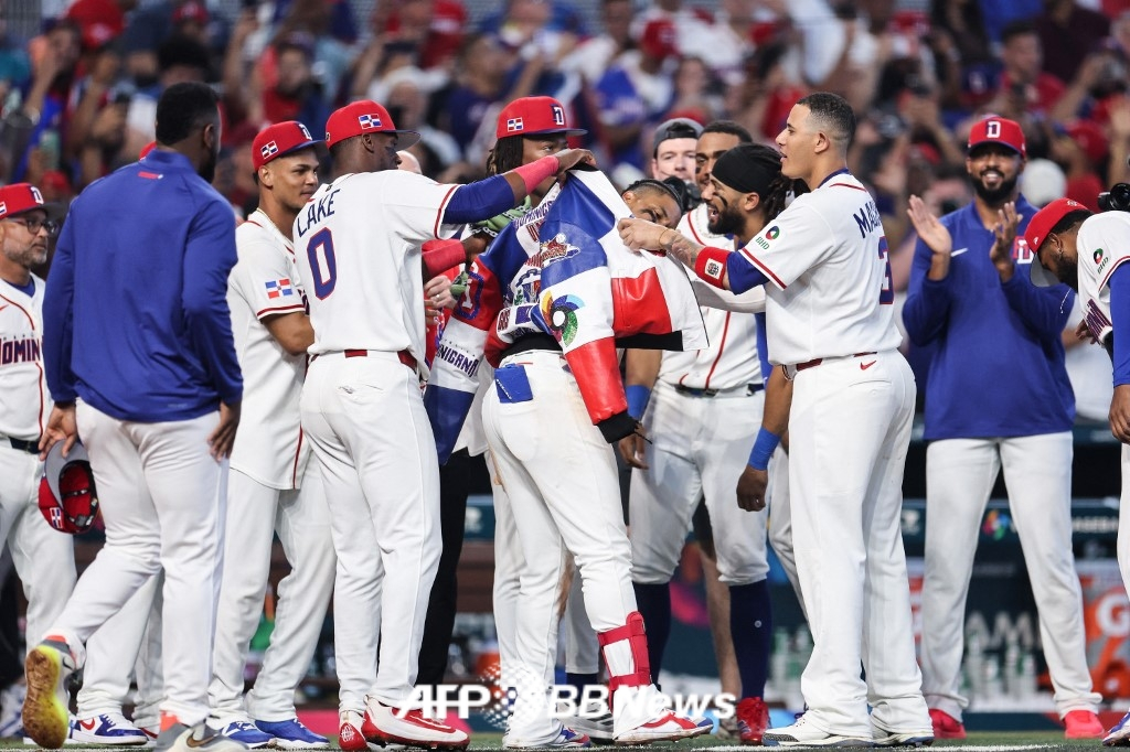 ドミニカ共和国の選手たちが9日（韓国時間）、オランダ戦でセレモニーを行っている。 /AFPBBNews=ニュース1