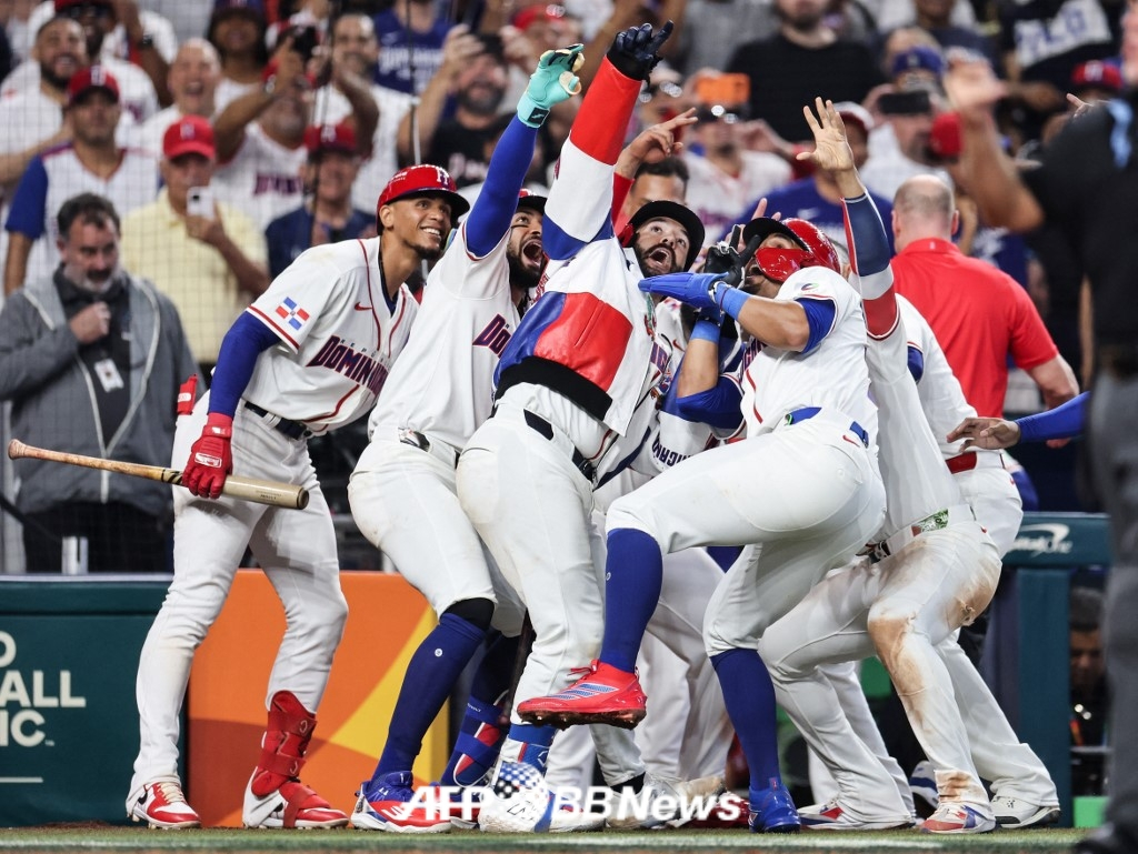 ドミニカ共和国の選手たちが9日（韓国時間）、オランダ戦でセレモニーを行っている。 /AFPBBNews=ニュース1