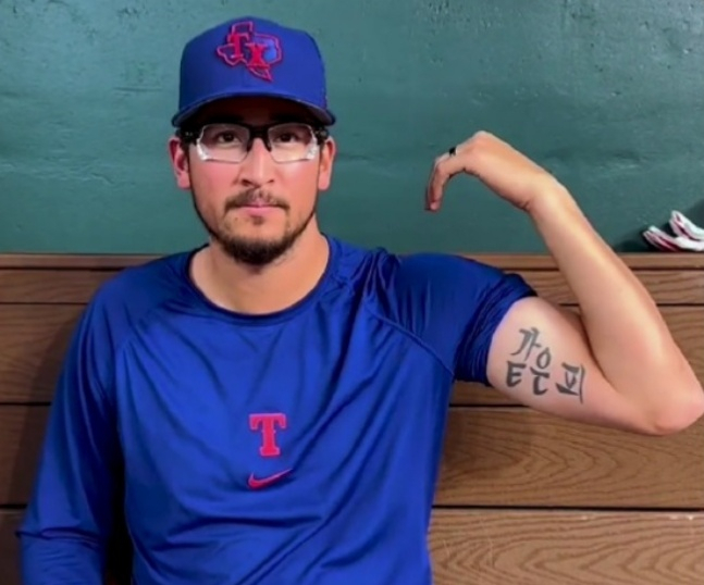 テキサス時代のデーン·ダーニング。 左前腕に「同じ血」というハングルの入れ墨を刻んだ。 /写真=テキサス·レンジャーズ球団の公式SNSに掲載