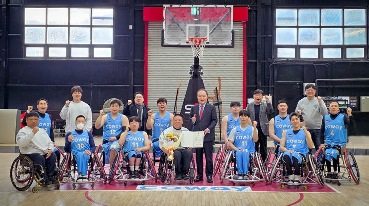 本月5日,韩国轮椅篮球联盟总裁安秉泰来到豪威蓝轮练习球场,向金英武教练赠送了表彰和花束。
