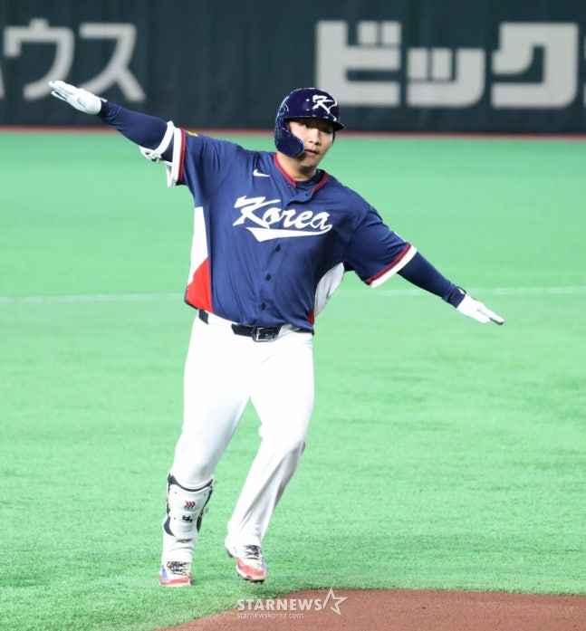 Мун Бо Гён делает хоум-ран и проводит церемонию. /Фото = Старший репортер Кан Ён Чжо