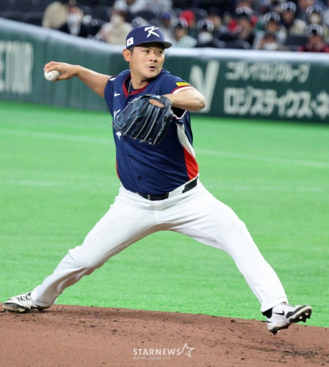 Но Гён Ын, который быстро вышел на поле в качестве второго питчера и сделал хороший бросок во 2 иннингах без потери очков. /Фото = Старший репортер Кан Ён Чжо
