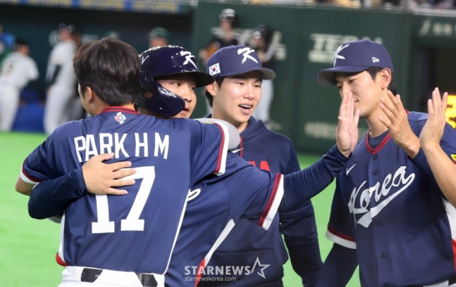 Игроки приветствуются, когда Мун Бо Гён входит в аут. /Фото = Старший репортер Кан Ён Чжо