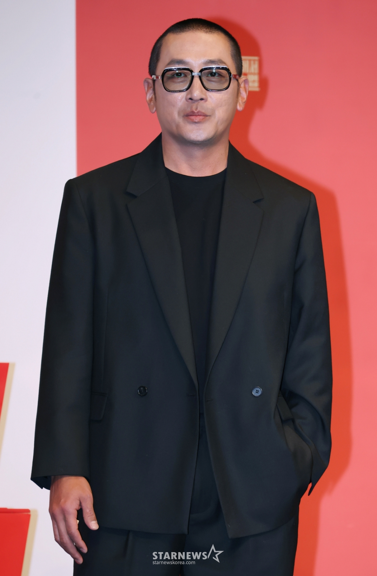 Actor Jungwoo Ha poses at the production presentation of tvN's Saturday-Sunday drama "How to Be a Building Owner in Korea" held at The Link Hotel in Guro-gu, Seoul on the afternoon of the 9th.  The suspense "How to Be a Building Owner in Korea," which takes place when a debt-ridden building owner participates in a fake kidnapping drama to protect his family and building that are more precious than his life, will premiere on the 14th. /2026.03.09 / Photo = Lee Dong-hoon photoguy@