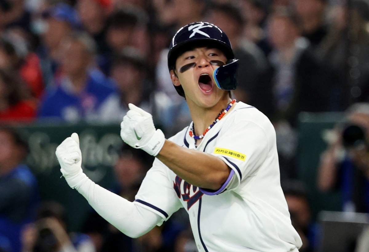 KIAタイガース所属の韓国代表チームの内野手、金ドヨンが8日、台湾戦で6回に逆転2ランを放った後、咆哮している。 /AFPBBNews=ニュース1