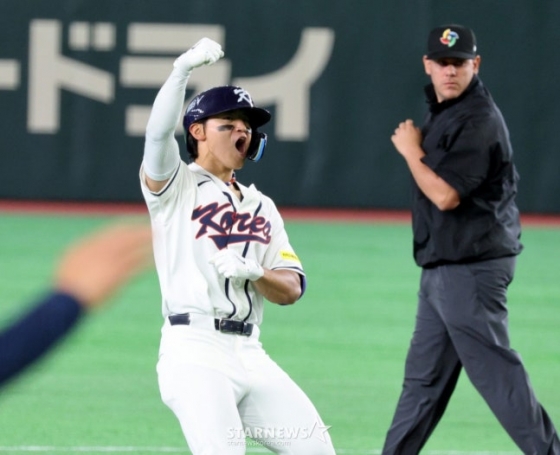 8回、4-4の同点に追いつく適時二塁打を打った金ドヨン。 /写真=姜永祚（カン·ヨンジョ）先任記者