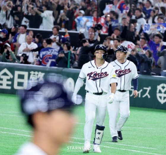 延長10回、最後の打席でアウトになった後、残念がる金ドヨン。 /写真=姜永祚（カン·ヨンジョ）先任記者