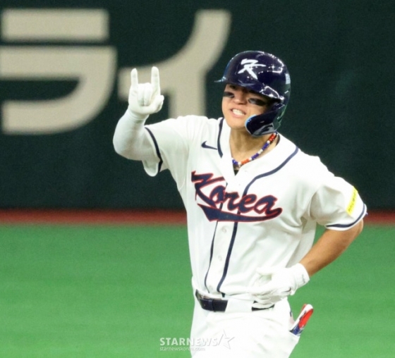 6回裏、逆転2ランを放った金ドヨン。 /写真=姜永祚（カン·ヨンジョ）先任記者