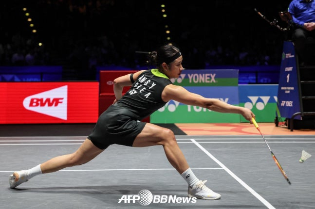 アン·セヨンが8日(現地時間)、全英オープンバドミントン大会でワン·ズイと女子シングルス決勝戦を行っている。/AFPBB News=ニュース1