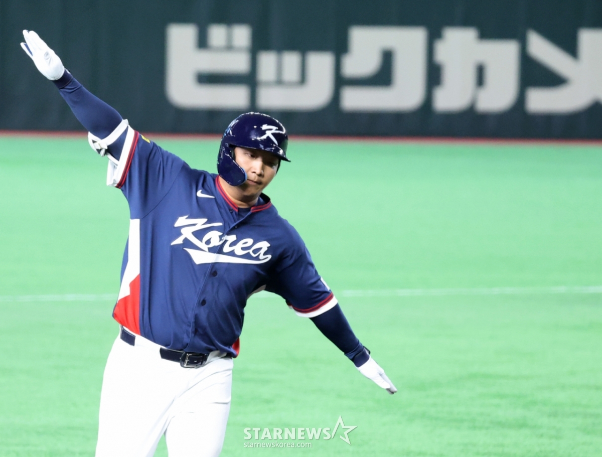 野球代表チームのムン·ボギョンが9日、東京ドームで行われた2026WBC東京POOL大韓民国と豪州試合2回表無死1塁で豪州ウェルズを相手に先制2ランホームランを放った後、ホームインしている。 2026.03.08./写真=カン·ヨンジョ先任記者