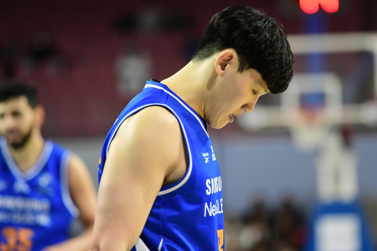 頭を下げたソウル三星（サムスン）のチェ·ヒョンミン。 /写真=KBL提供