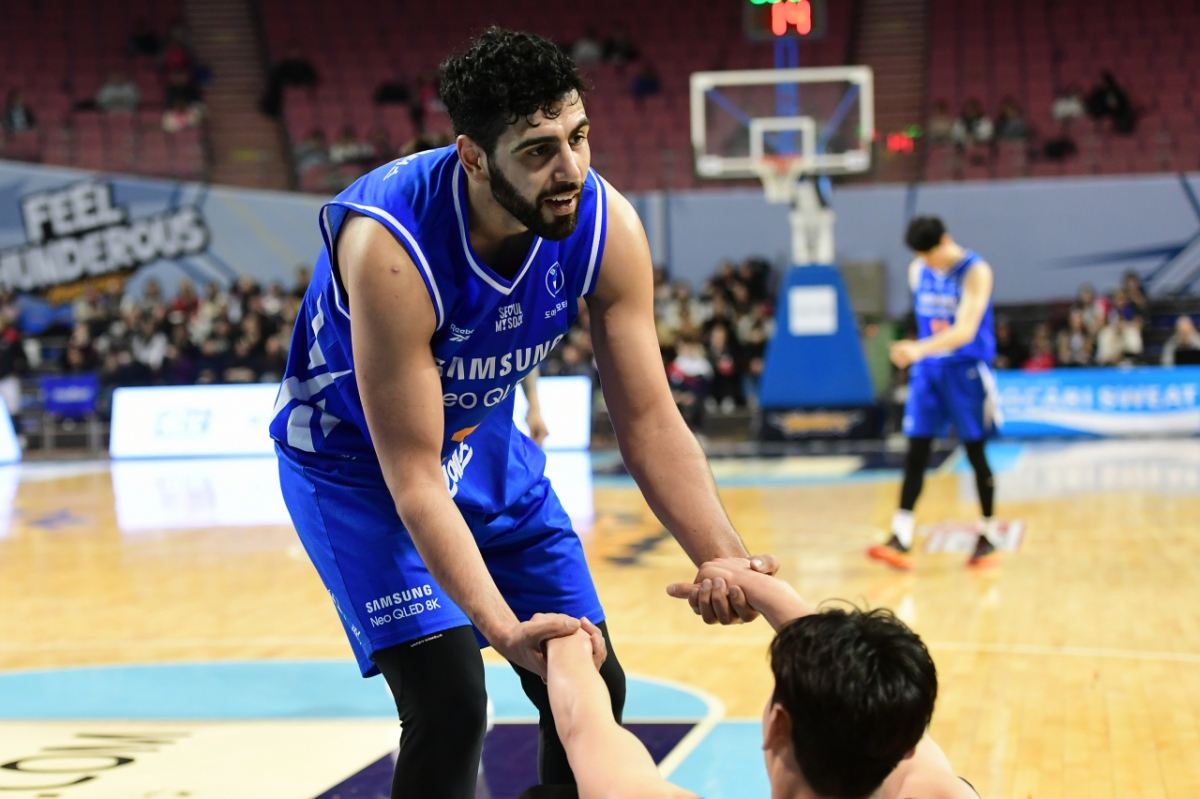 カンターが相手選手を支えている。 /写真=KBL提供