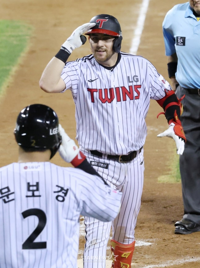 LGのオースティン·ディーン（右）とムン·ボギョン。 /写真=キム·ジンギョン待機者