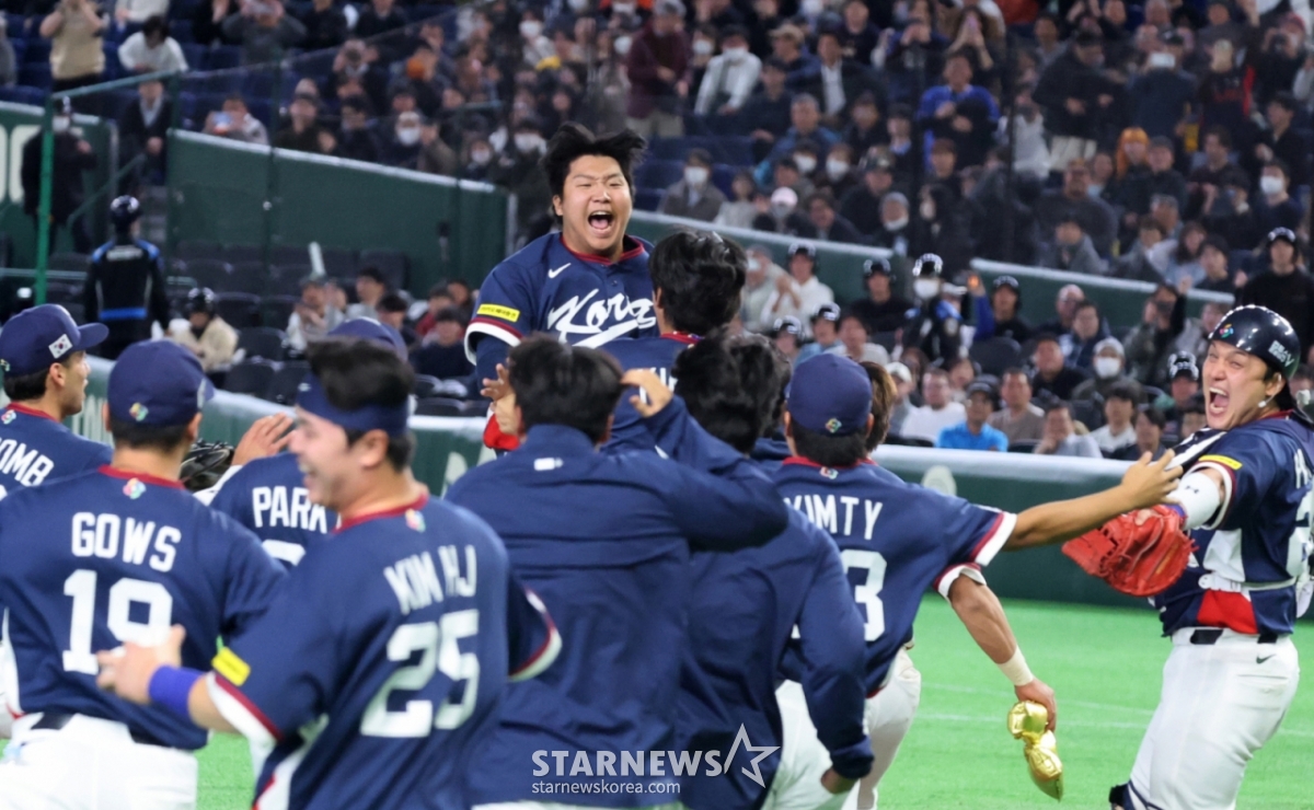 野球代表チームのムン·ボギョンが9日、東京ドームで行われた2026WBC東京POOL大韓民国と豪州試合9回裏、豪州の最後の打者のフライを直接処理した後、グローブを投げて歓呼している。 2026.03.08./写真=カン·ヨンジョ先任記者