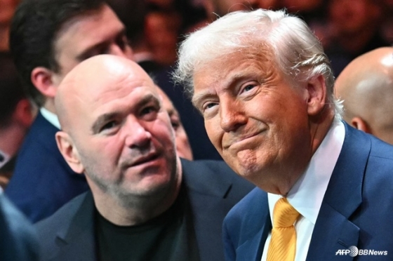 Tổng thống Mỹ Donald Trump (phải) và Chủ tịch UFC Dana White. /AFPBBNews = Tin tức 1