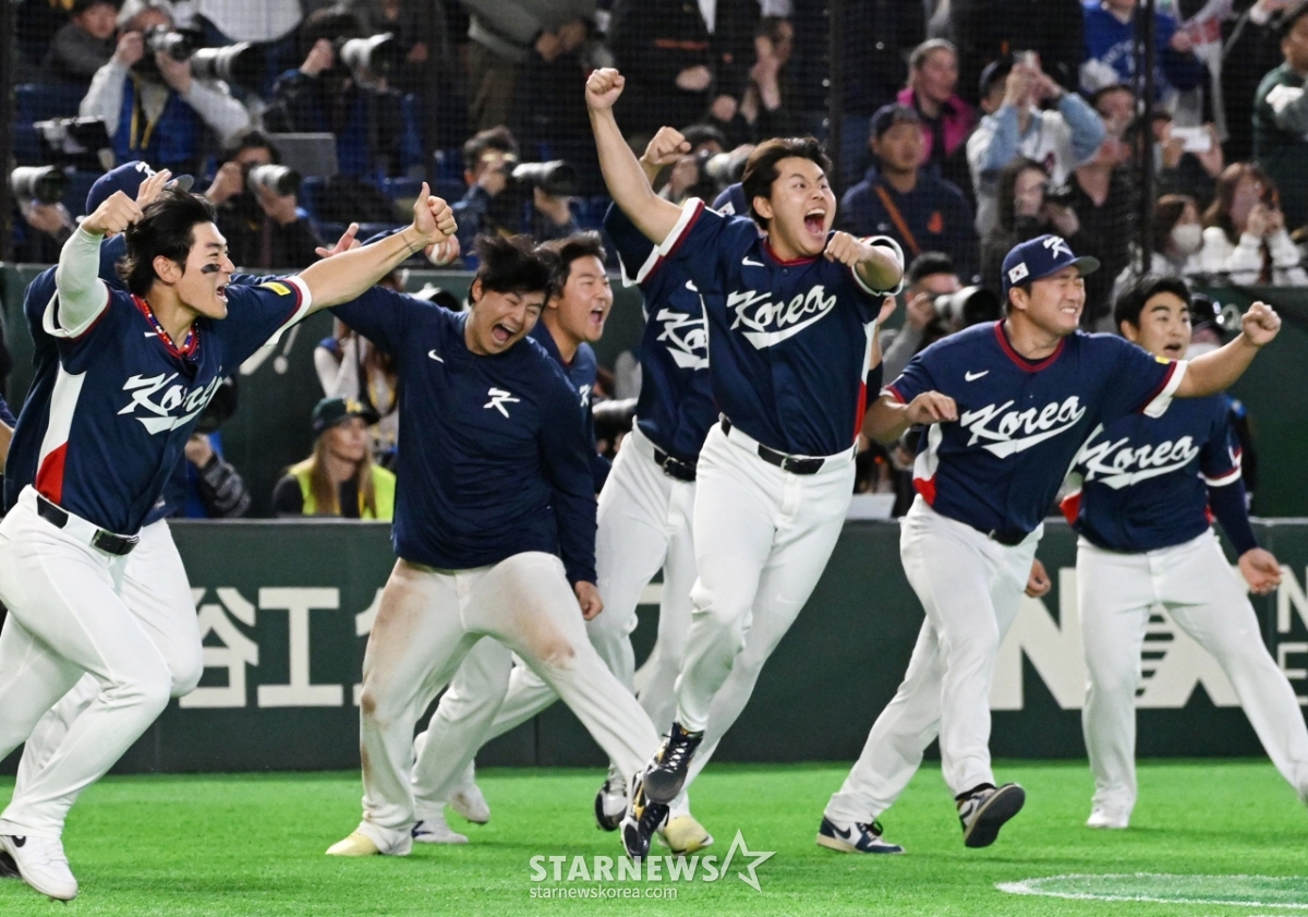 劇的な8強進出が決まった後、喜ぶ韓国代表チームの選手たち。 /ロイター=ニュース1