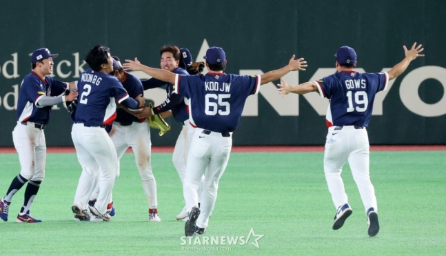 Các cầu thủ đang chạy về phía Lee Jung-hoo ở khu vực ngoài. /Ảnh = Phóng viên cao cấp Kang Young Jo