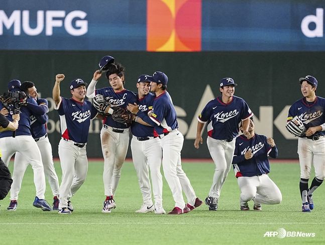 Đội tuyển chạy đến Lee Jung Hoo. /AFPBBNews = Tin tức 1