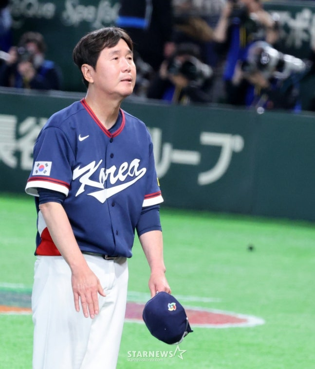 9日，结束与澳大利亚队的比赛后，韩国队主教练柳智贤正在和观众们打招呼。 =照片=高级记者姜英祖。