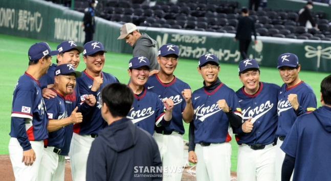 图为柳智贤教练和教练们在球场上合影留念。 =照片=高级记者姜英祖。