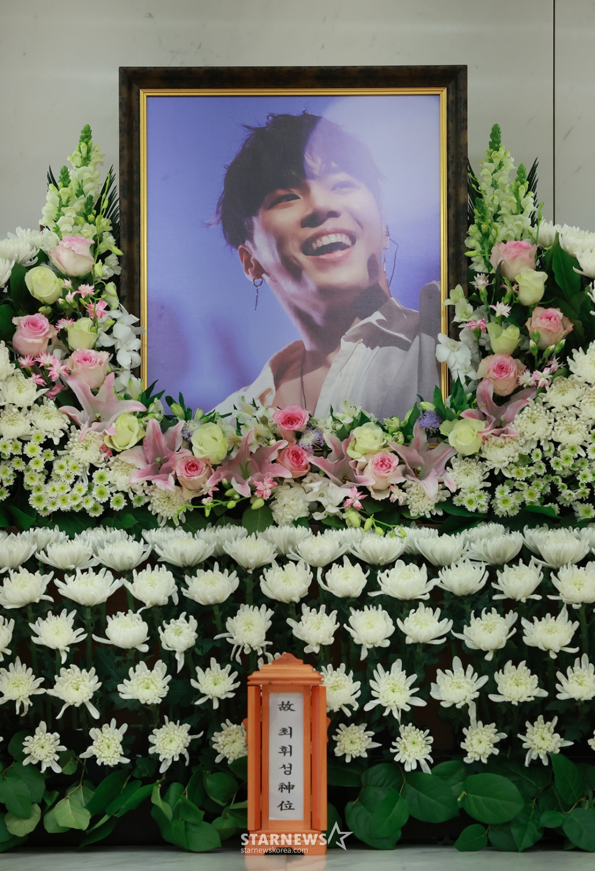 突然亡くなった歌手の故フィソンの殯所が14日、ソウル江南区のサムスンソウル病院の葬儀場に設けられた。 /写真共同取材団 2025.03.14 /写真=イ·ドンフン photoguy@