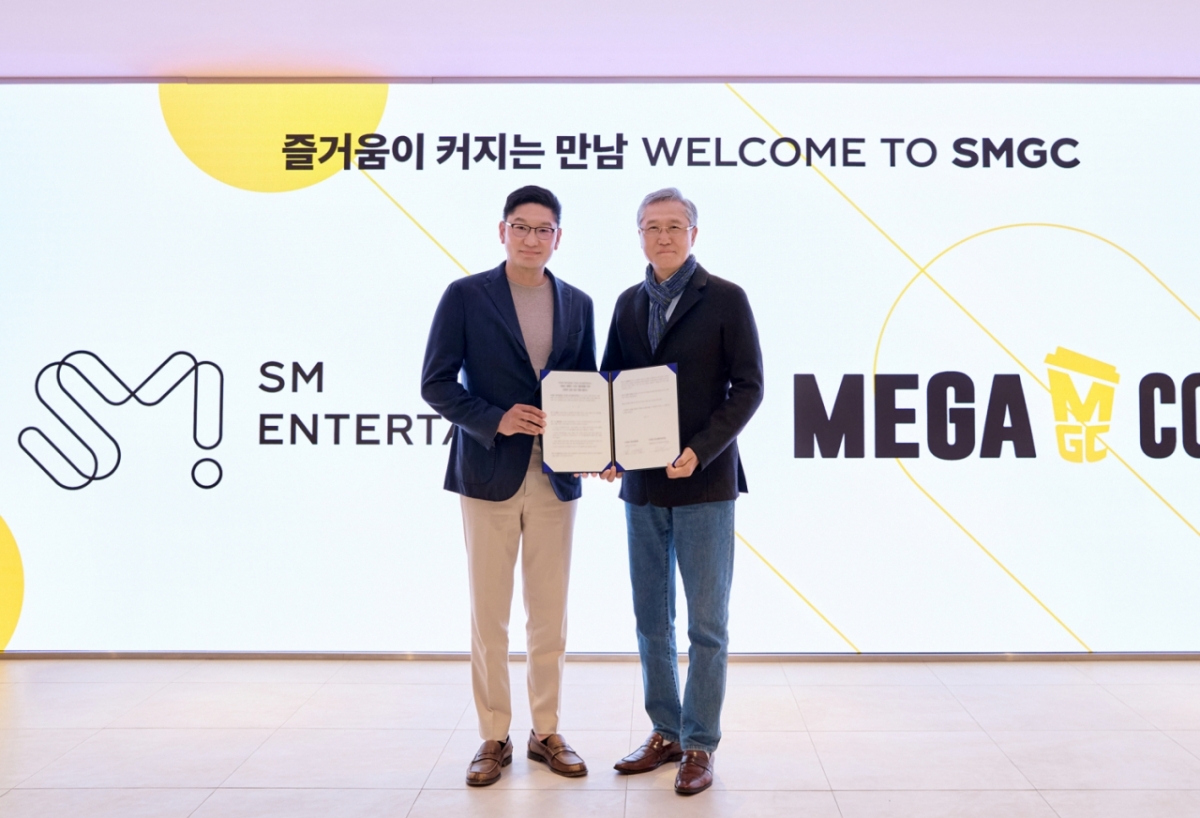 SM X Mega Coffee Campaign Season 2 (đồng chủ tịch SM Tak Young Joon - chủ tịch SM MGC Coffee Kim Dae Young)/ Cung cấp ảnh = SM Entertainment