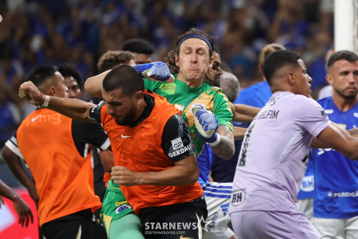 图为，马竞和克鲁塞罗展开决赛混战的选手们。 =路透社/news 1。