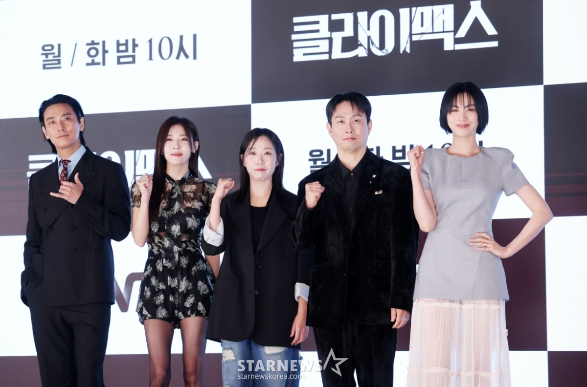 Actors Joo Ji-hoon, Ha Ji-won, director Lee Ji-won, actors Oh Jung-se and Nana pose at the production presentation of the ENA Monday-Tuesday drama "Climax" held at The St. in Guro-gu, Seoul on the 10th. /2026.03.10 / Photo = Kim Hwi-seon hwijpg@