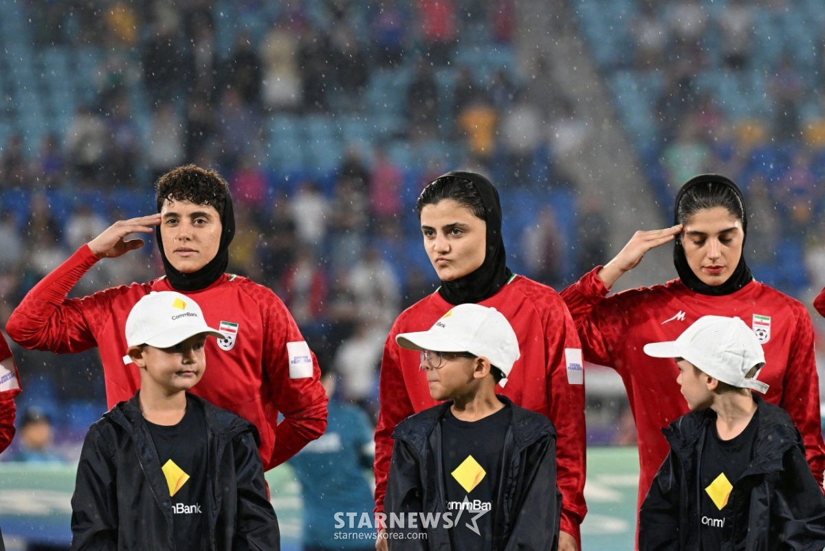 韓国との試合当時、国家斉唱拒否でイラン政府の脅迫を受けた女子代表チームが、フィリピン戦の挙手敬礼をしている。 /ロイター=ニュース1