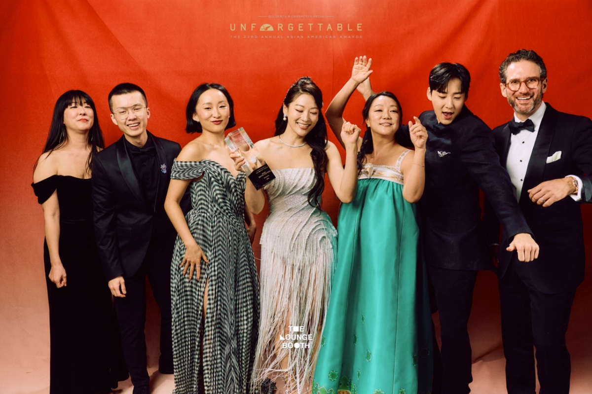 =在"Unforgettable Gala Awards"分享获奖喜悦的"K-POP守护者猎人"的演员们。