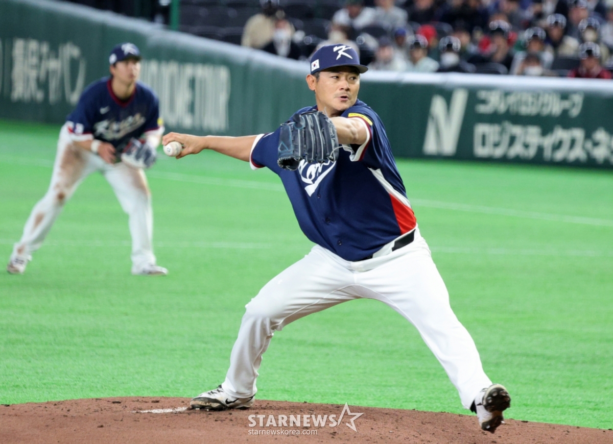 9日，在东京巨蛋体育场举行的2026 WBC东京POOL韩国队与澳大利亚队的比赛第2回合末，首发投手孙周永因胳膊肘疼痛而被迫下场，卢景恩急忙上场，展现了无失分的投球。 =照片=高级记者姜英祖。